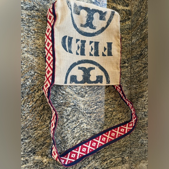 TORY BURCH x FEED Holt Renfrew Burlap Crossbody Bag RARE Red Strap - Picture 4 of 7